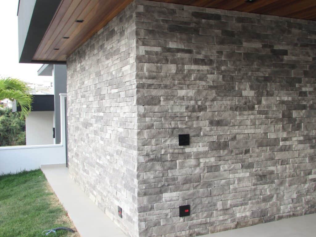 Fachada com pedras fabricadas